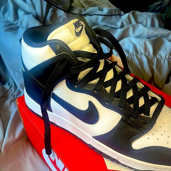 They are high top panda dunks - Picture 3 of 5